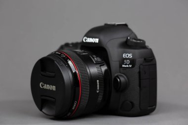 Tokyo, Japonya 22.04.2020: DSLR kamera Canon Mark 5D IV ve Canon EF-50mm 1.2 USM