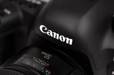 Tokyo, Japonya 22.04.2020: DSLR kamera Canon Mark 5D IV