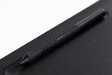 Kazo-shi, Japonya 22.04.2020: Kalem tableti Wacom Intuos M Wacom logosunu kapatın