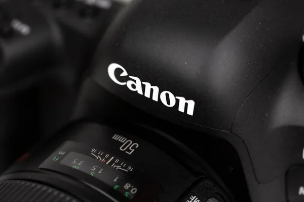 Tóquio, Japão 22.04.2020: câmera DSLR Canon Mark 5D IV — Fotografia de Stock