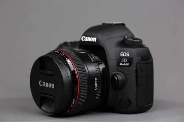 Tokio, Japón 22.04.2020: Cámara réflex digital Canon Mark 5D IV con Canon EF-50mm 1.2 USM — Foto de Stock