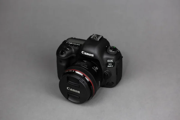Tokyo, Japan 22.04.2020: DSLR camera Canon Mark 5D IV with Canon EF-50mm 1.2 USM — 스톡 사진