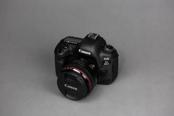 Tokyo, Japan 22.04.2020: DSLR-kamera Canon Mark 5D IV med Canon EF-50mm 1.2 USM — Stockfoto