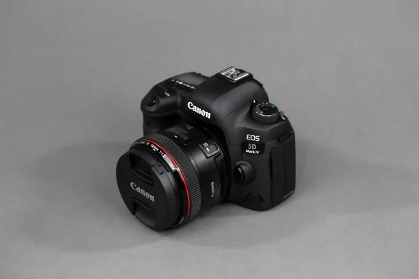 Tokio, Japonia 22.04.2020: Lustrzanka Canon Mark 5D IV z Canon EF-50mm 1.2 USM — Zdjęcie stockowe