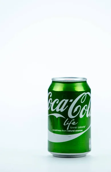 Atlanta, Geórgia, EUA 4 de abril de 2020: alumínio verde Coca-Cola pode baixar a caloria isolada no fundo branco — Fotografia de Stock