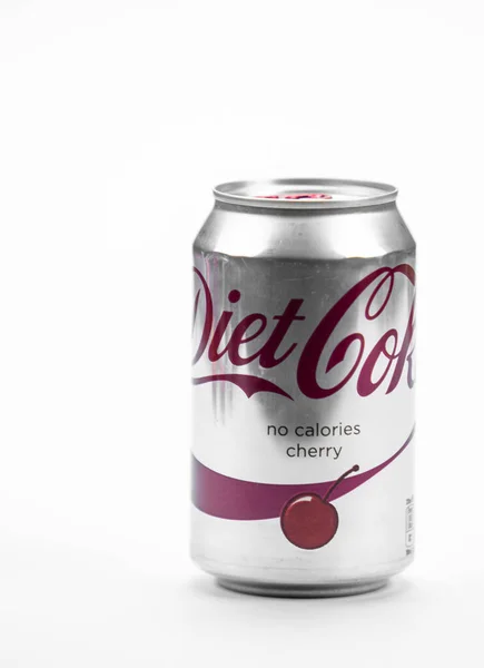 Атланта, Джорджия, США 4 апреля 2020 года: алюминиевая Coca-Cola может диетическая кока-кола изолированы на белом фоне, бренд Кока-колы — стоковое фото