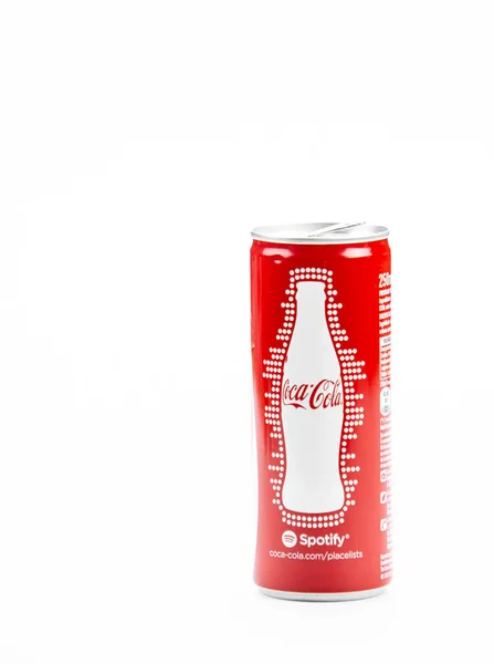 Атланта, Джорджия, США 4 апреля 2020 года: алюминиевый Coca-Cola может Limited Edition серии Олимпийских игр изолированы на белом фоне — стоковое фото