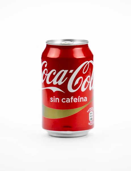 Atlanta, Georgia, USA 4. April 2020: Aluminium Coca-Cola kann kein Koffein mehr auf weißem Hintergrund isolieren — Stockfoto