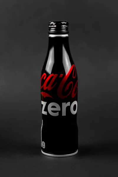 Atlanta, Georgia, USA April 1, 2020: black aluminum contour bottle of Coca-cola zero isolated on black background — Stock Photo, Image