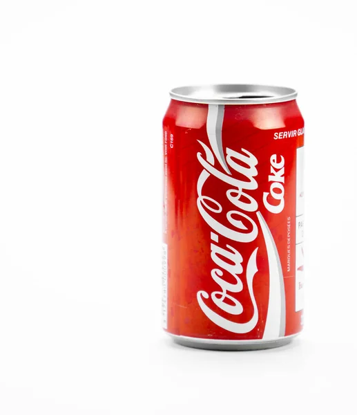 Atlanta, Georgia, USA 4 de abril de 2020: Coca-Cola de aluminio puede aislarse sobre fondo blanco, marca Coke —  Fotos de Stock