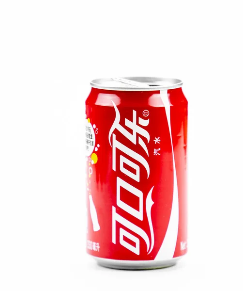 Atlanta, Georgia, USA 4. April 2020: Coca-Cola-Dose aus Aluminium isoliert auf weißem Hintergrund — Stockfoto