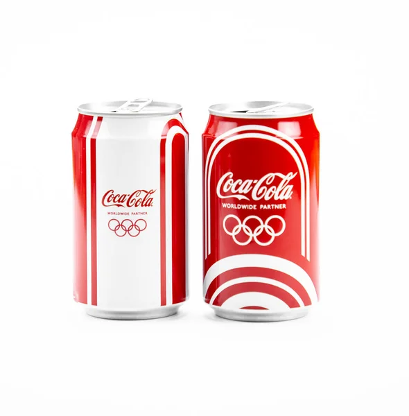 Atlanta, Georgia, Amerika Serikat 4 April 2020: Dua kaleng Coca-Cola klasik Edisi terbatas Olimpiade seri terisolasi pada latar belakang putih. Konsep merek seluruh dunia — Stok Foto