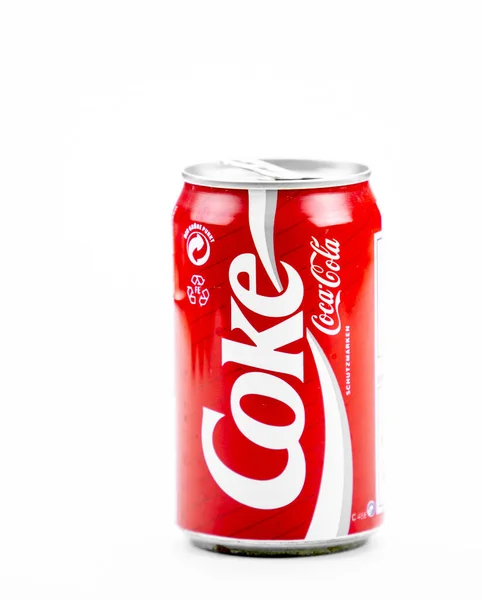Атланта, Джорджия, США 4 апреля 2020 года: алюминиевая Coca-Cola может изолироваться на белом фоне — стоковое фото