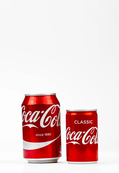 Atlanta, Georgia, USA april 4, 2020: Twee blikken Coca-Cola klassieke verschillende volumes geïsoleerd op witte achtergrond — Stockfoto