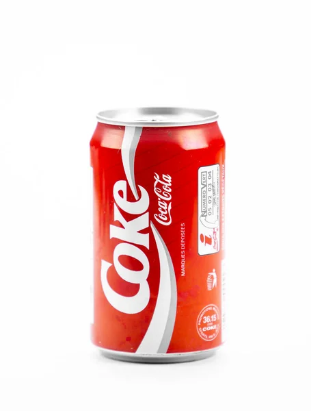 Atlanta, Georgia, Verenigde Staten 4 april 2020: aluminium Coca-Cola blik geïsoleerd op witte achtergrond — Stockfoto