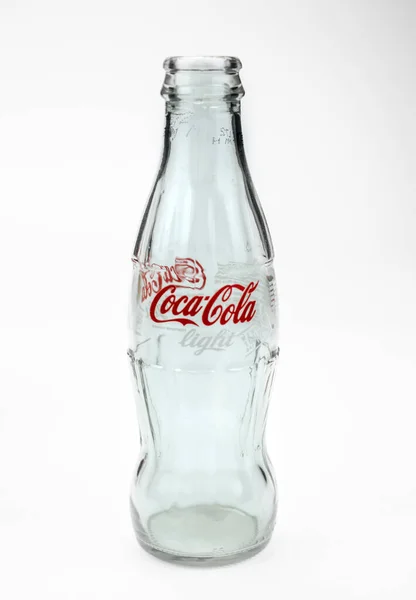 Atlanta, Georgia, USA 1. dubna 2020: klasická skleněná láhev Coca Cola Light z USA — Stock fotografie