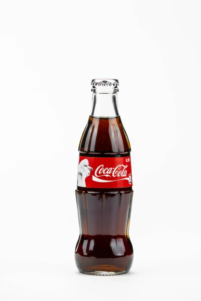 Atlanta, Georgia, EE. UU. 1 de abril de 2020: botella de vidrio de contorno clásico de Coca Cola de la etiqueta roja de EE. UU. — Foto de Stock