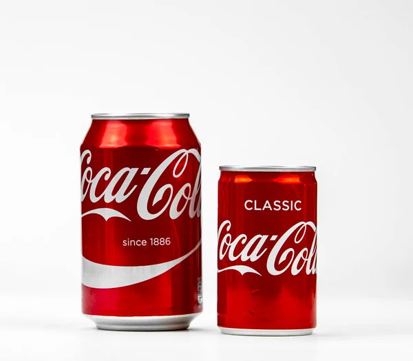 Atlanta, Georgia, USA april 4, 2020: Twee blikken Coca-Cola klassieke verschillende volumes geïsoleerd op witte achtergrond — Stockfoto