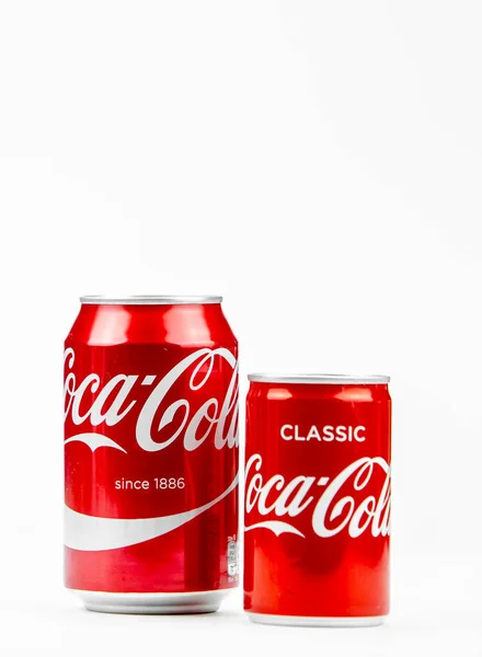 Atlanta, Georgia, USA april 4, 2020: Twee blikken Coca-Cola klassieke verschillende volumes geïsoleerd op witte achtergrond — Stockfoto