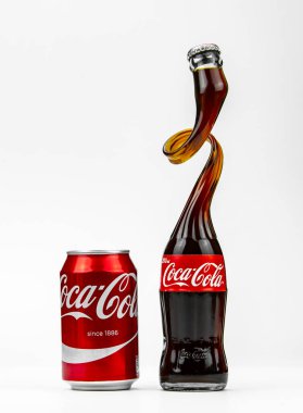 Atlanta, Georgia, ABD 1 Nisan 2020: Klasik kırmızı alüminyum kutu 330 ml ve kıvrık boyun şişesi izole edildi