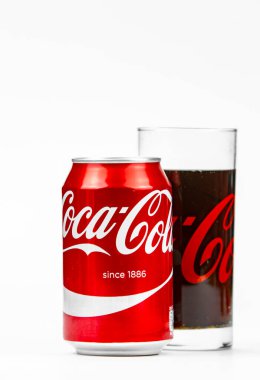 Atlanta, Georgia, ABD 1 Nisan 2020: Coca-Cola klasik kırmızı alüminyum kutu 330 ml ve beyaz zemin üzerine doldurulmuş cam
