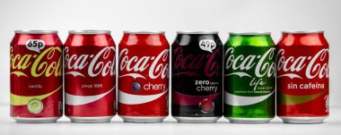 Atlanta, Georgia, ABD 4 Nisan 2020: Coca-Cola 'nın çeşitli alüminyum kutuları farklı tasarım ve tatları beyaz arka plan favori tat kavramına izole edilmiş