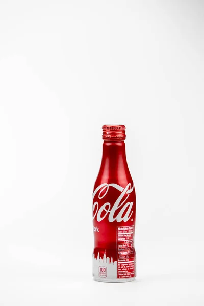 Нью-Йорк, США, 1.2020 Бутылка Coca-Cola из алюминия, переработанная ограниченным тиражом — стоковое фото