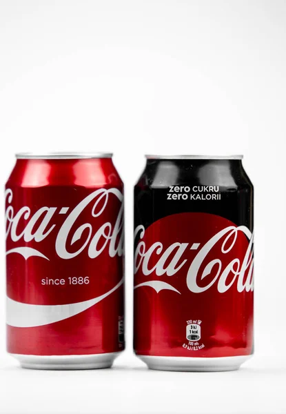 Atlanta, Georgia, USA 4 de abril de 2020: Dos latas de Coca-Cola classic zero calories aisladas sobre fondo blanco concepto de sabor favorito — Foto de Stock