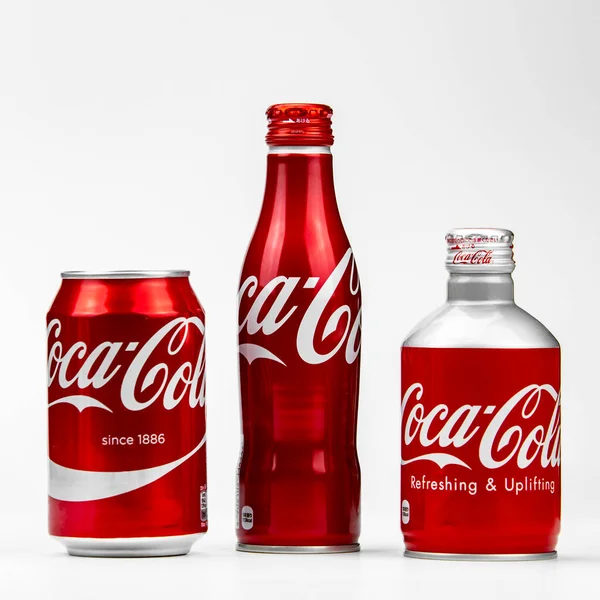 Нью-Йорк, США, 1.2020 Coca-Cola алюминиевая бутылка и может быть изолирована — стоковое фото