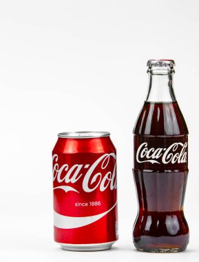 Atlanta, Georgia, ABD 1 Nisan 2020: Beyaz arka planda izole edilmiş klasik kırmızı alüminyum kutu 330 ml ve Coca-Cola kontur şişesi.