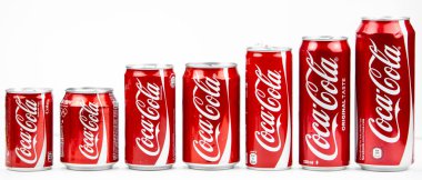 Atlanta, Gürcistan, ABD 4 Nisan 2020: Beyaz arka planda izole edilmiş çeşitli Coca-Cola kutuları