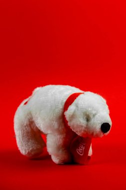 Atlanta, Georgia, ABD 1 Nisan 2020: Kırmızı zemin üzerinde izole edilmiş kutup ayısı Coca-Cola