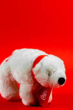 Atlanta, Georgia, ABD 1 Nisan 2020: Hatıra kutup ayısı Coca-Cola yakın plan kırmızı arka planda izole edildi