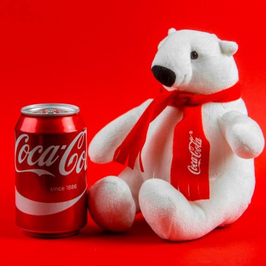 Atlanta, Gürcistan, ABD 1 Nisan 2020: Hatıra kutup ayısı Coca-Cola kırmızı arka planda ve Coca-Cola klasik kırmızı alüminyum kutupta yalnız oturuyor