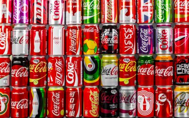 Atlanta, Georgia, ABD 4 Nisan 2020: Coca Cola arka planı birçok farklı renkte alüminyum kutular. Küreselcilik, küresel marka konsepti dünya çapında dağıtım favori tat konsepti.