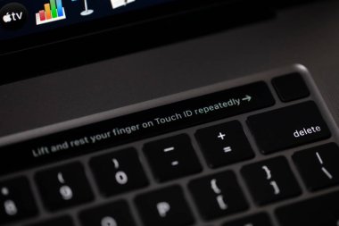 Cupertino, CA, ABD, 22.04.2020: Apple 16 inçlik MacBook Pro Sihirli Klavye Dokunuşu Kimliği
