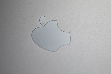 Cupertino, CA, ABD, 22.04.2020: 16 inçlik MacBook Pro üzerinde gümüş Apple logosu