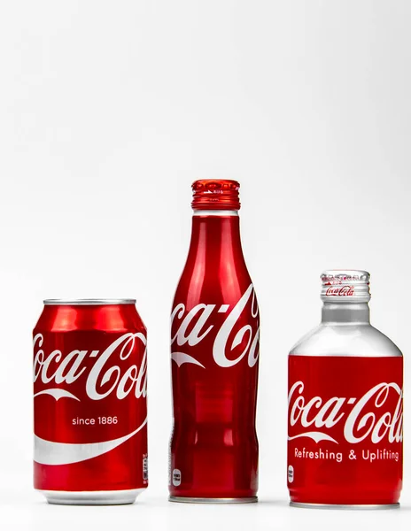 Атланта, Джорджия, США 1 апреля 2020 года: три различных типа алюминиевых банок Coca-Cola и бутылок концепции разнообразия изолированы на белом фоне . — стоковое фото