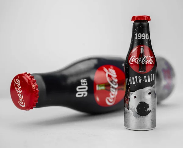 Nova York, EUA 11.01.2020 Garrafa reciclável de alumínio Coca-Cola de edição limitada isolada — Fotografia de Stock