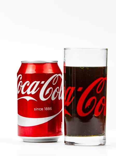 Atlanta, Georgia, USA 1. April 2020: Coca-Cola klassische rote Aluminiumdose 330 ml und gefülltes Glas auf weißem Hintergrund in Studio-Nahaufnahme — Stockfoto