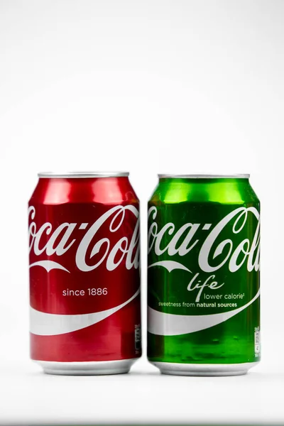 Атланта, Джорджия, США 4 апреля 2020 года: Две банки классической кока-колы и кока-колы жизни ниже калорий изолированы на белом фоне любимой концепции вкуса . — стоковое фото