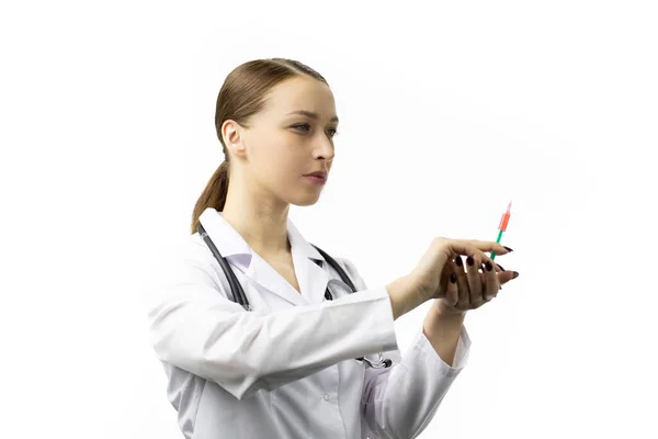 Schöne Doktor Kosmetologe hält Spritze mit roter Lifting-Injektion — Stockfoto