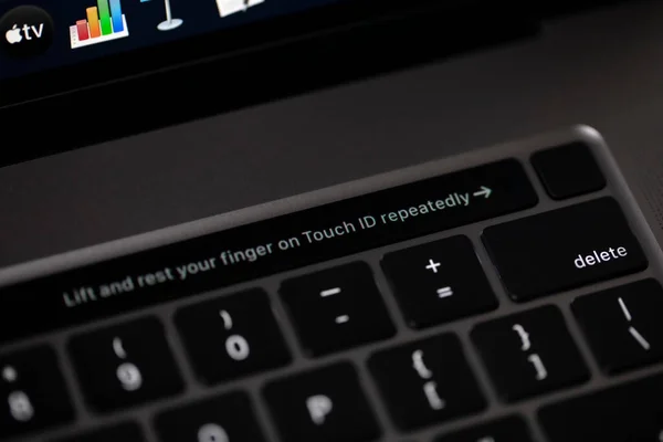 Cupertino, CA, USA, 22.04.2020: Apple 16-palcový MacBook Pro Magic Keyboard Touch ID — Stock fotografie