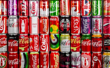 Atlanta, Georgia, ABD 4 Nisan 2020: Coca Cola arka planı birçok farklı renkte alüminyum kutular. Küreselcilik, küresel marka konsepti dünya çapında dağıtım favori tat konsepti