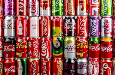 Atlanta, Georgia, ABD 4 Nisan 2020: Coca Cola arka planı birçok farklı renkte alüminyum kutular. Küreselcilik, küresel marka konsepti dünya çapında dağıtım favori tat konsepti