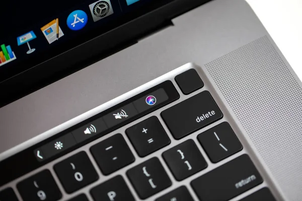 Cupertino, CA, ABD, 22.04.2020: Apple 16 inçlik MacBook Pro Sihirli Klavye Dokunuşu Kimliği