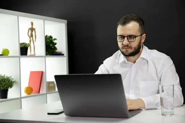 Bonito homem de negócios trabalhando no laptop em casa durante a quarentena. Trabalhar online — Fotografia de Stock