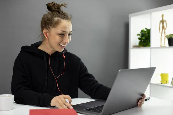 Güzel, gülümseyen kulaklıklı bir öğrenci online eğitim, uzaktan eğitim konsepti
