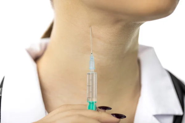 Vista de cerca de la aguja de la jeringa con inyección de botox antienvejecimiento en el cuello femenino — Foto de Stock