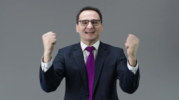 Empresário feliz feliz bem sucedido, expressão vencedora com sorriso e mãos levantadas — Vídeo de Stock